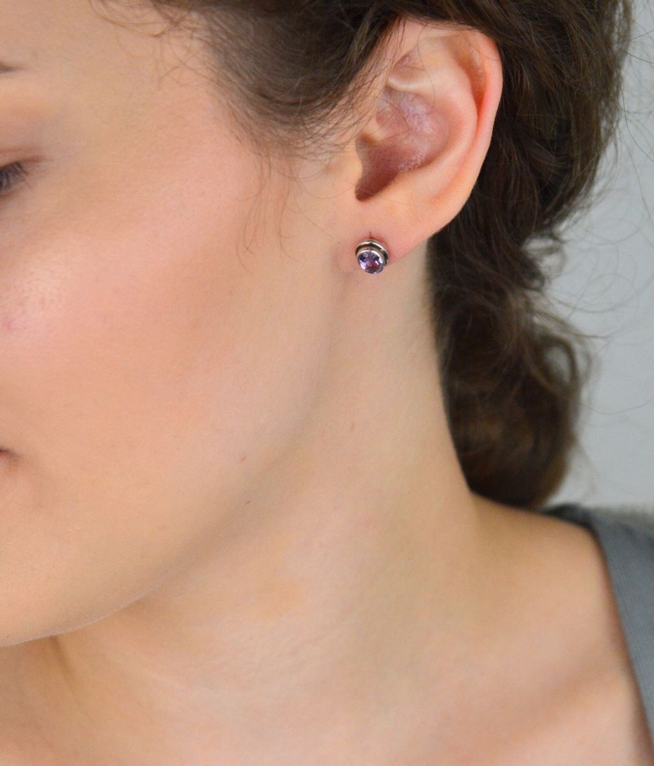 Kolczyki damskie srebrne próby 925, owalne z fioletową cyrkonią. Wymiary 6 x 8 mm, waga 2,03 g, zapięcie na sztyft. Eleganckie i uniwersalne – idealne na prezent!1.jpg